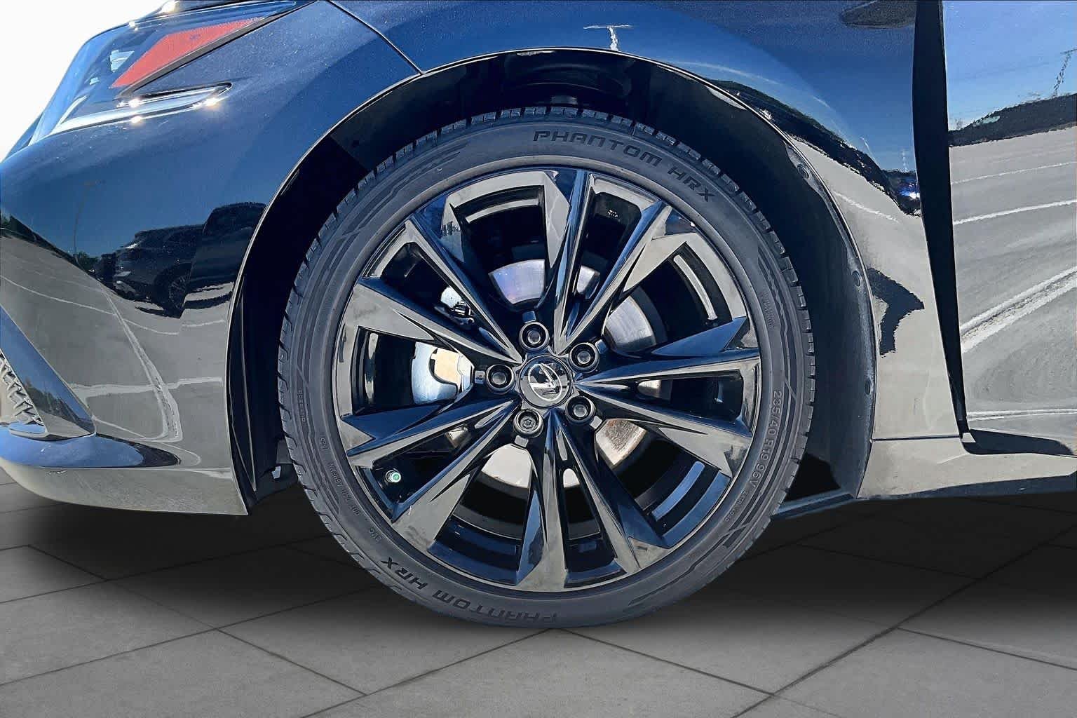 Used 2024 Obsidian Lexus F SPORT Handling image 10