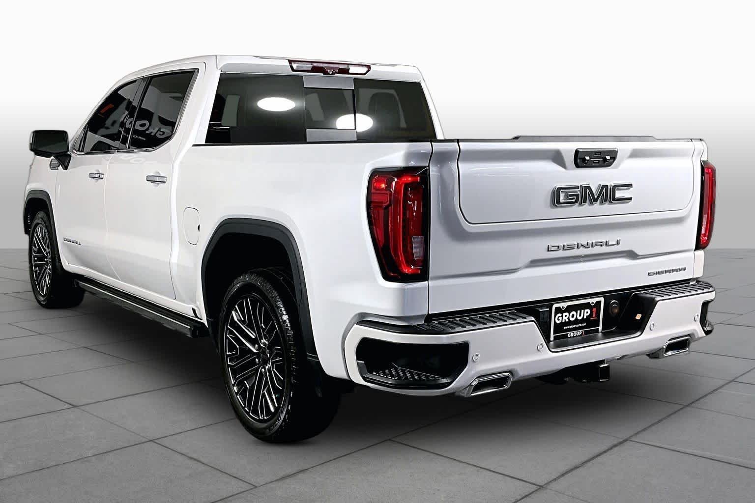 Used 2022 White Frost Tricoat GMC Denali Ultimate image 11