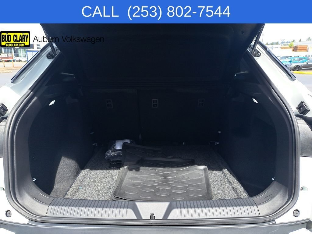 Used 2024 White/off-white Volkswagen Standard image 28