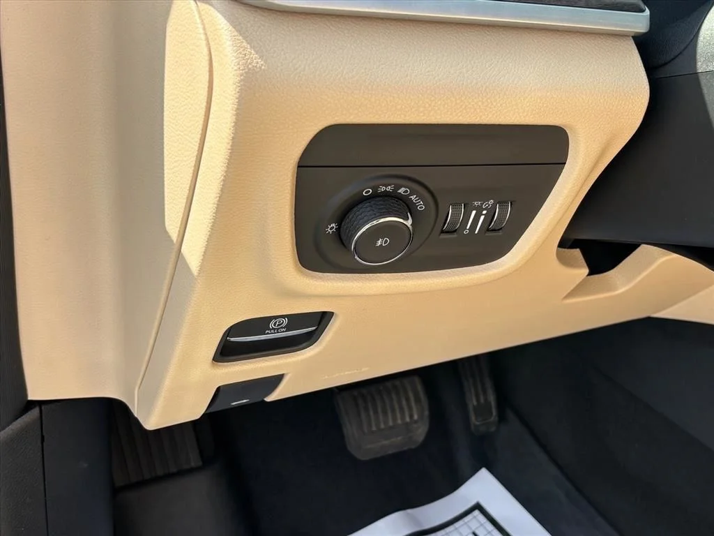Used 2025 Gray Jeep Limited image 9
