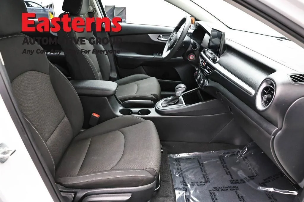 Used 2023 White Kia LXS image 25