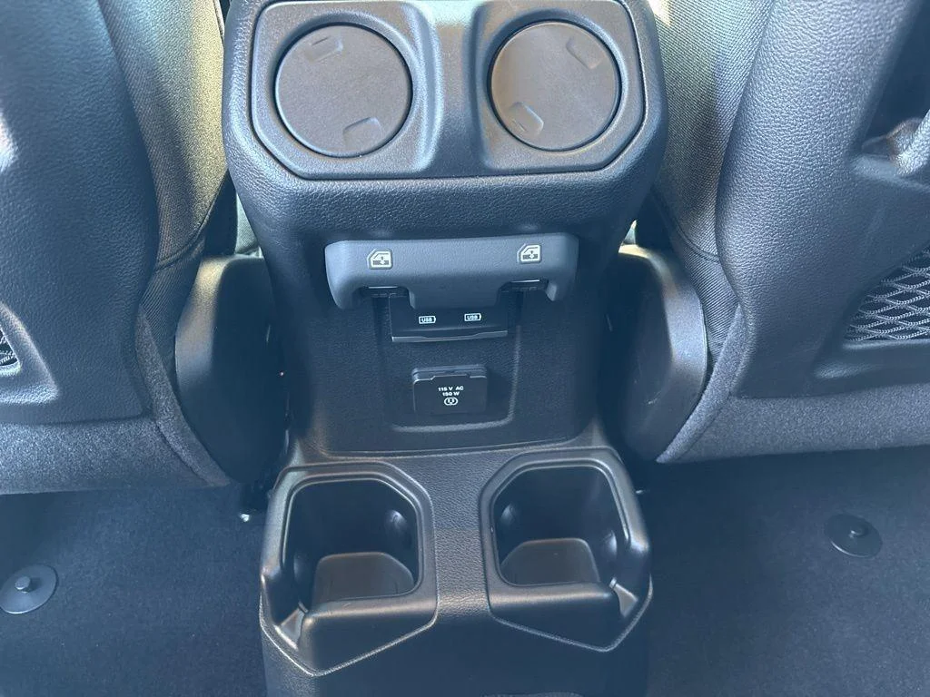 Used 2025  Jeep Rubicon image 16