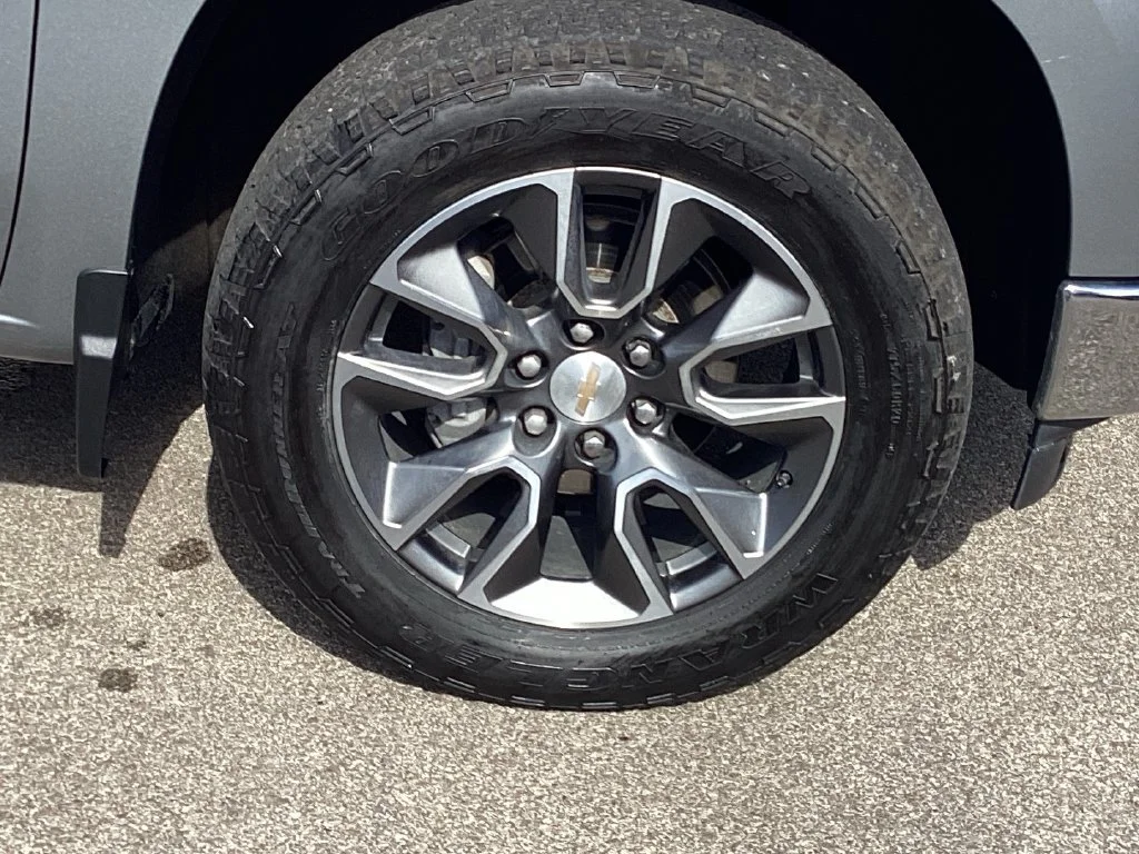Used 2024 Sterling Gray Metallic Chevrolet LT (2FL) image 21