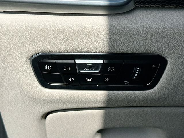 Used 2021 White BMW xDrive40i image 10