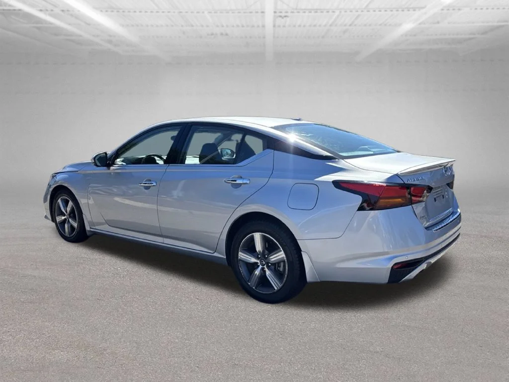 Used 2022 Silver Nissan 2.5 SL image 4