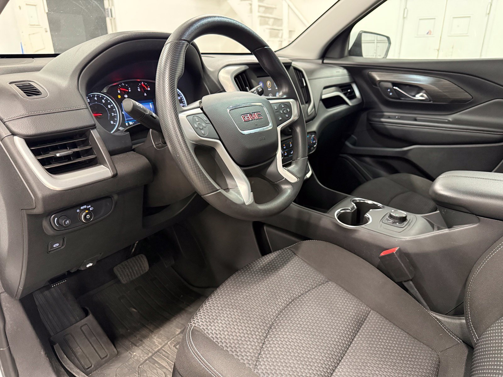 Used 2024 White GMC SLE image 17