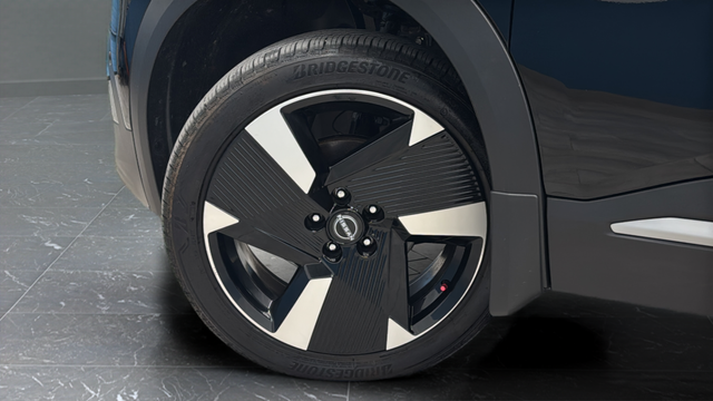 Used 2025 Super Black Nissan SR image 31