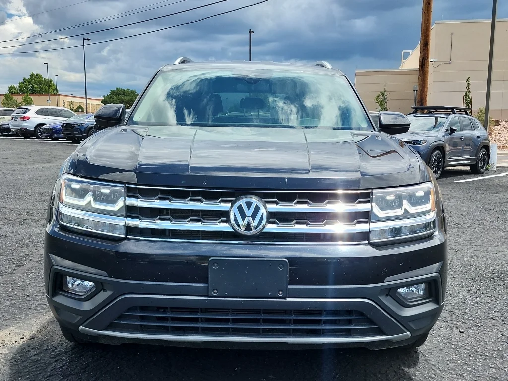 Used 2018 Deep Black Pearl Volkswagen 3.6L V6 SE image 2