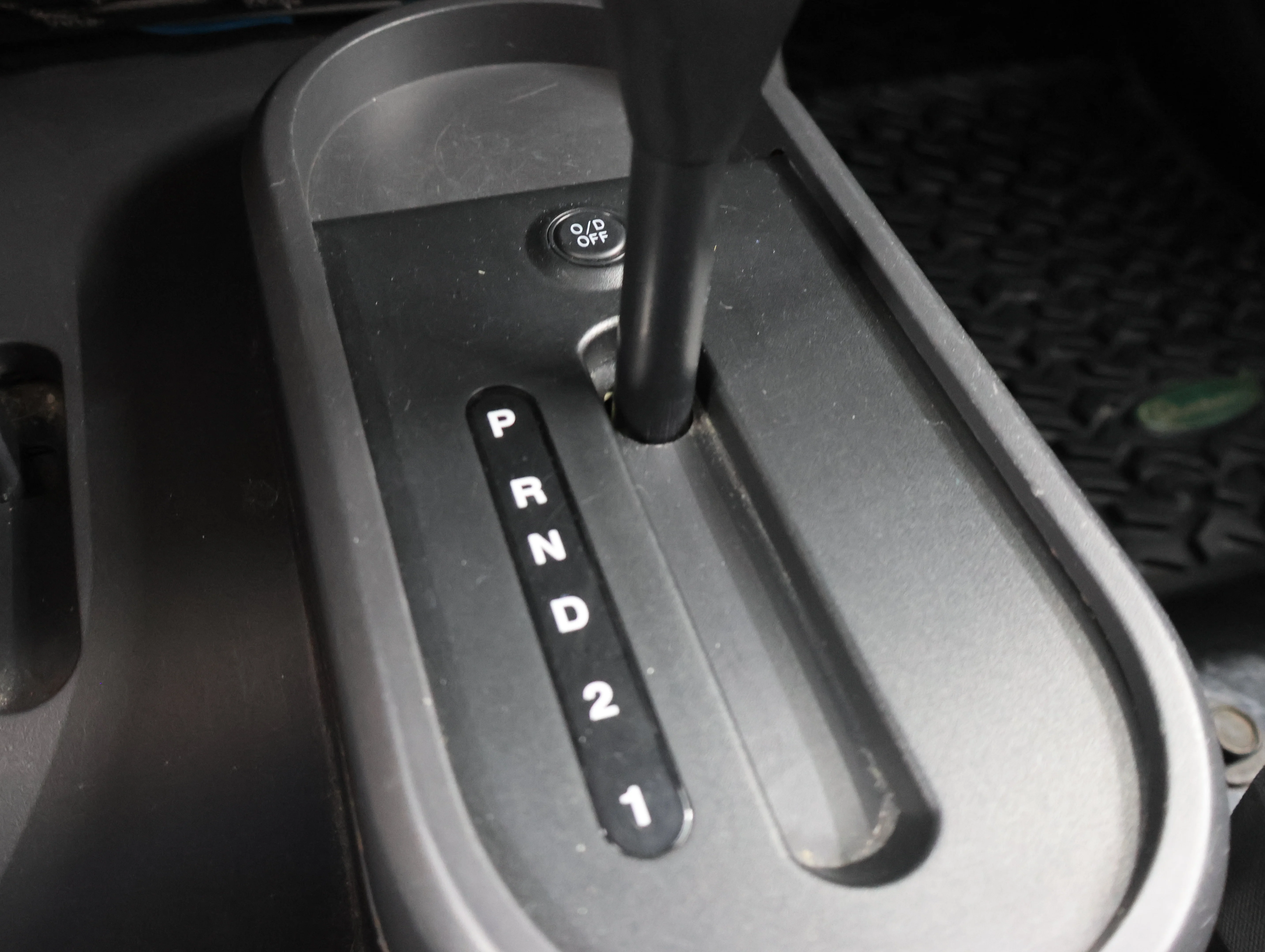Used 2009 Red Rock Crystal Pearl Jeep X image 32