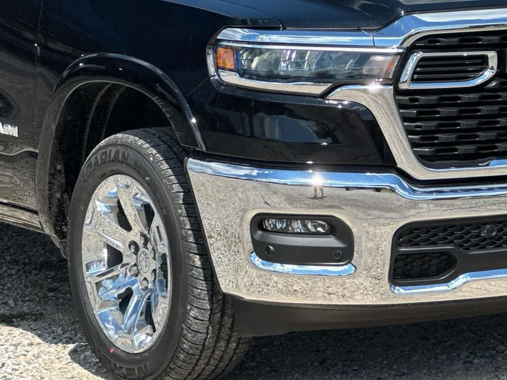 New 2025 Diamond Black Crystal Pearl-Coat Exterior Paint RAM Big Horn/Lone Star image 7