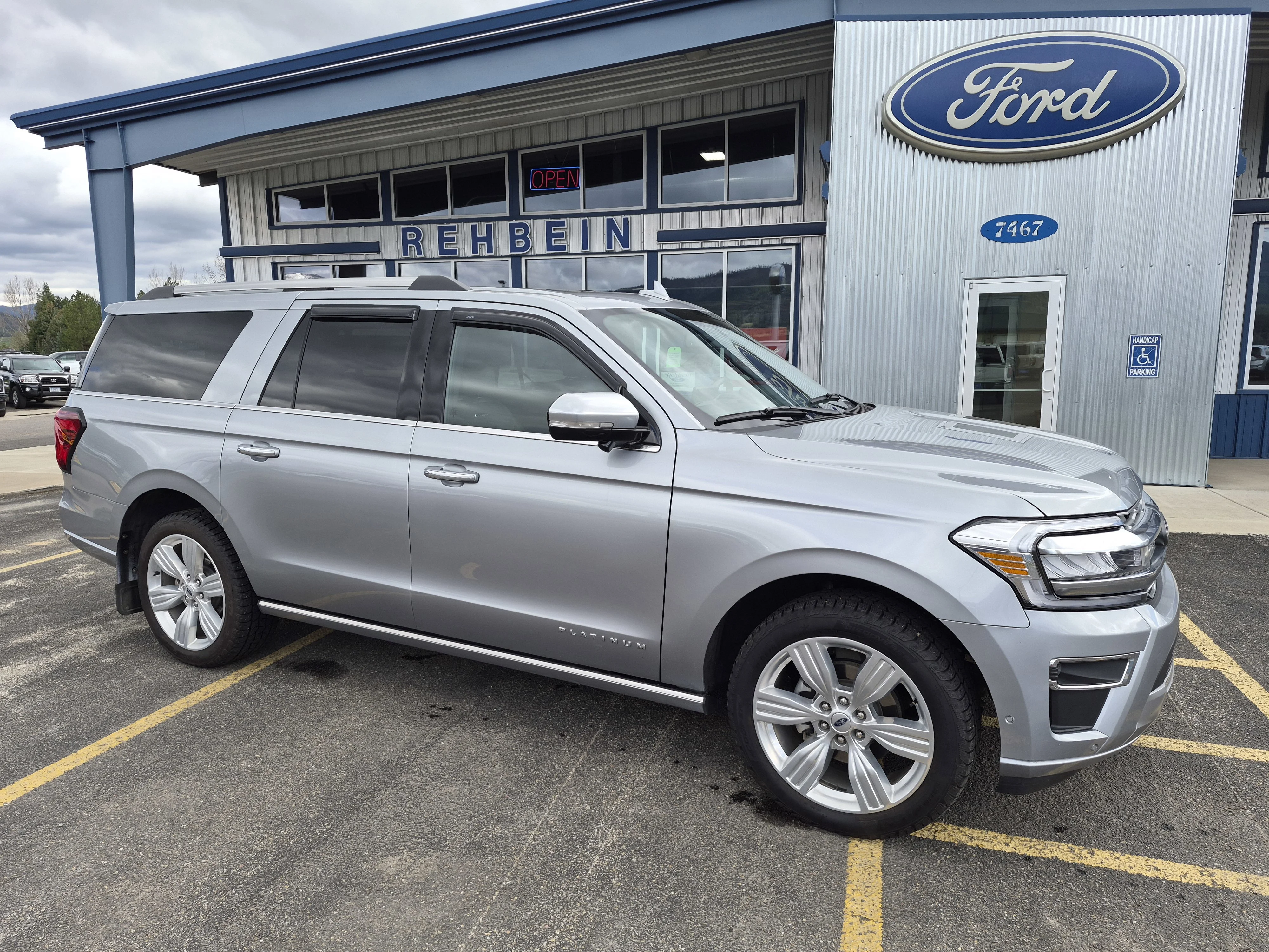 2024 Ford Expedition Platinum's photo