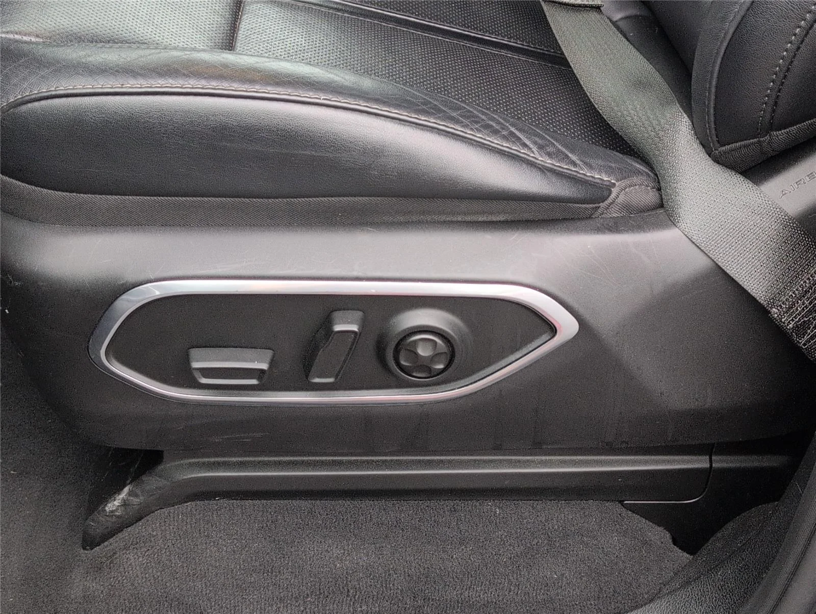 Used 2024 Diamond Black Crystal Pearlcoat Jeep Series II image 14