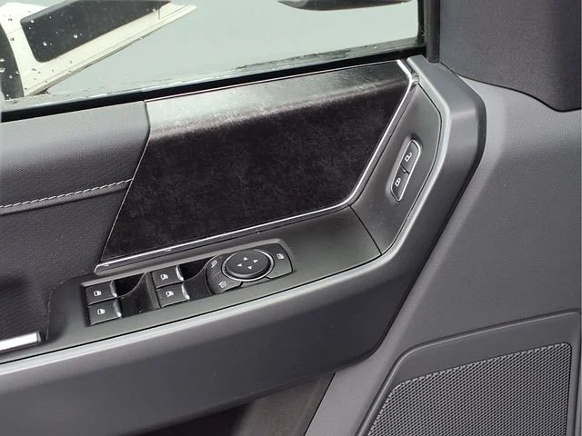 Used 2022  Ford XL image 16