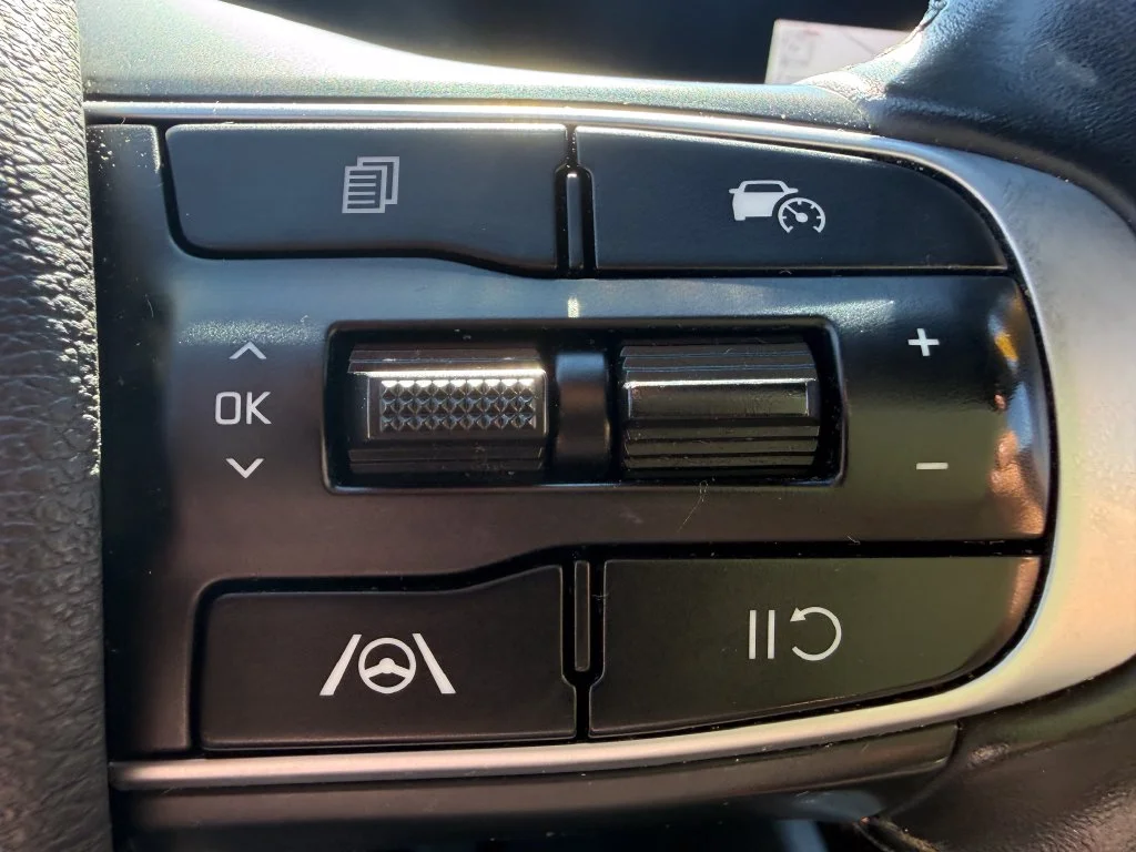 Used 2023 White Kia X-Line image 17