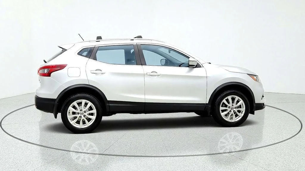 Used 2020 Brilliant Silver Metallic Nissan FWD SV image 4