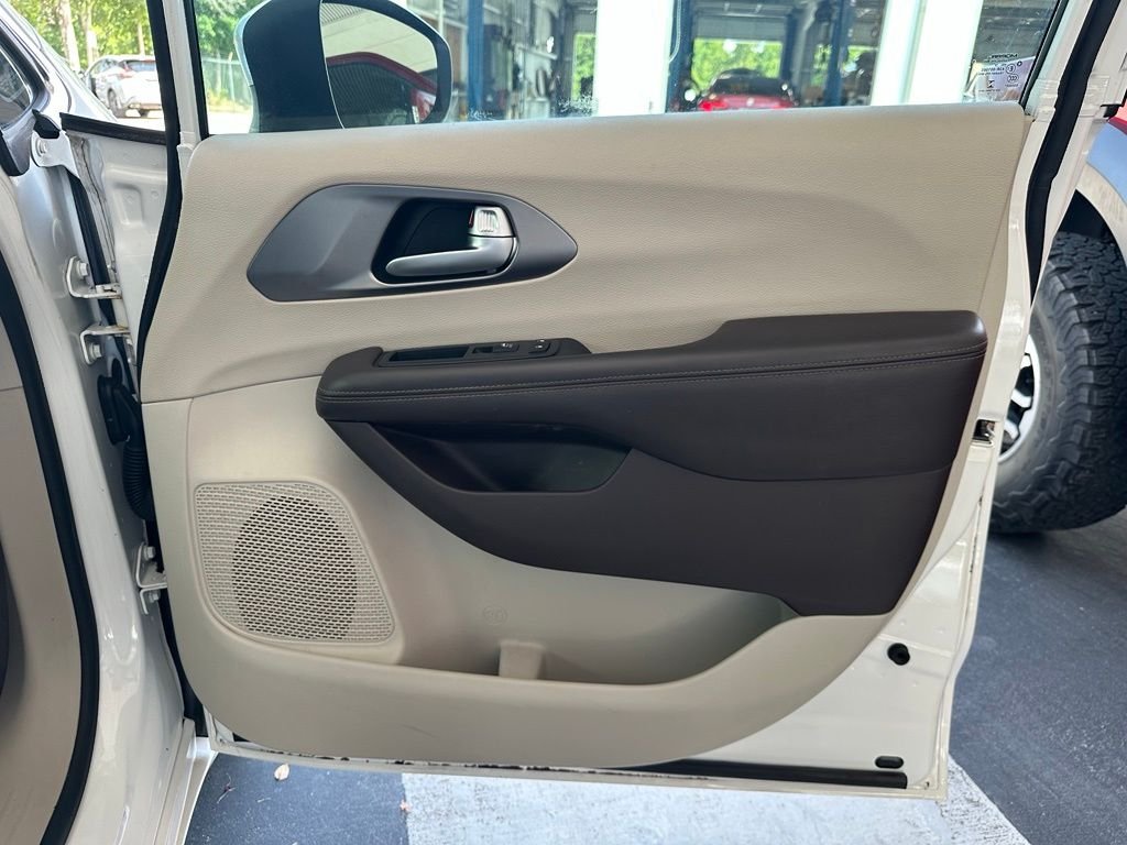 Used 2017 White Chrysler Touring image 36