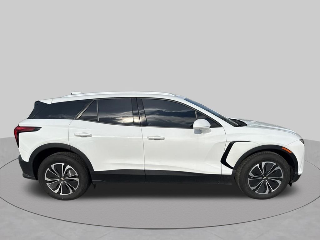 Used 2024 Summit White Chevrolet LT image 4