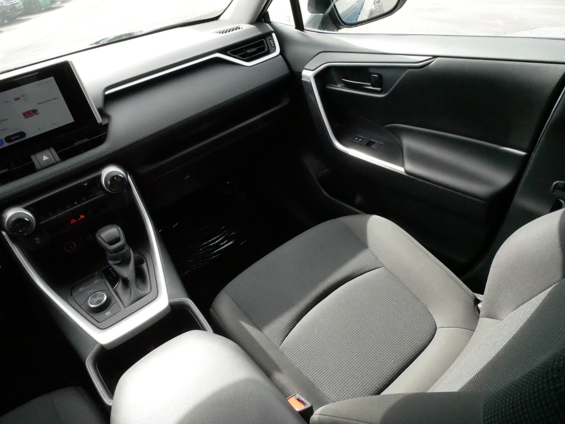 2025 Toyota RAV4 LE - Photo 11