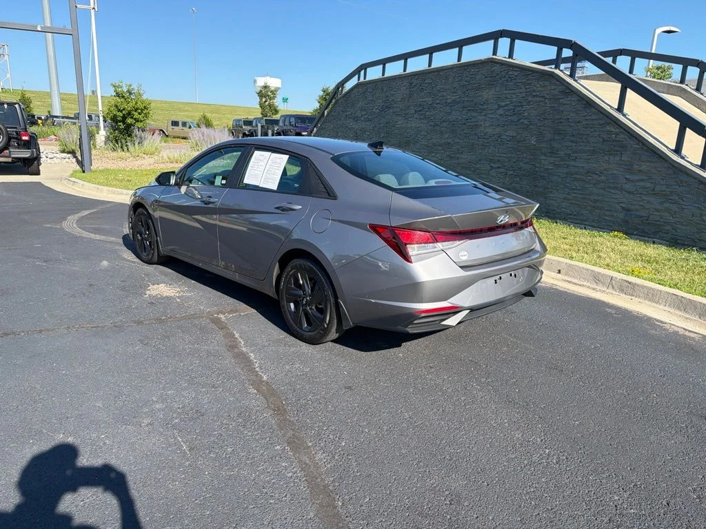 Used 2022 Silver Hyundai SEL image 5
