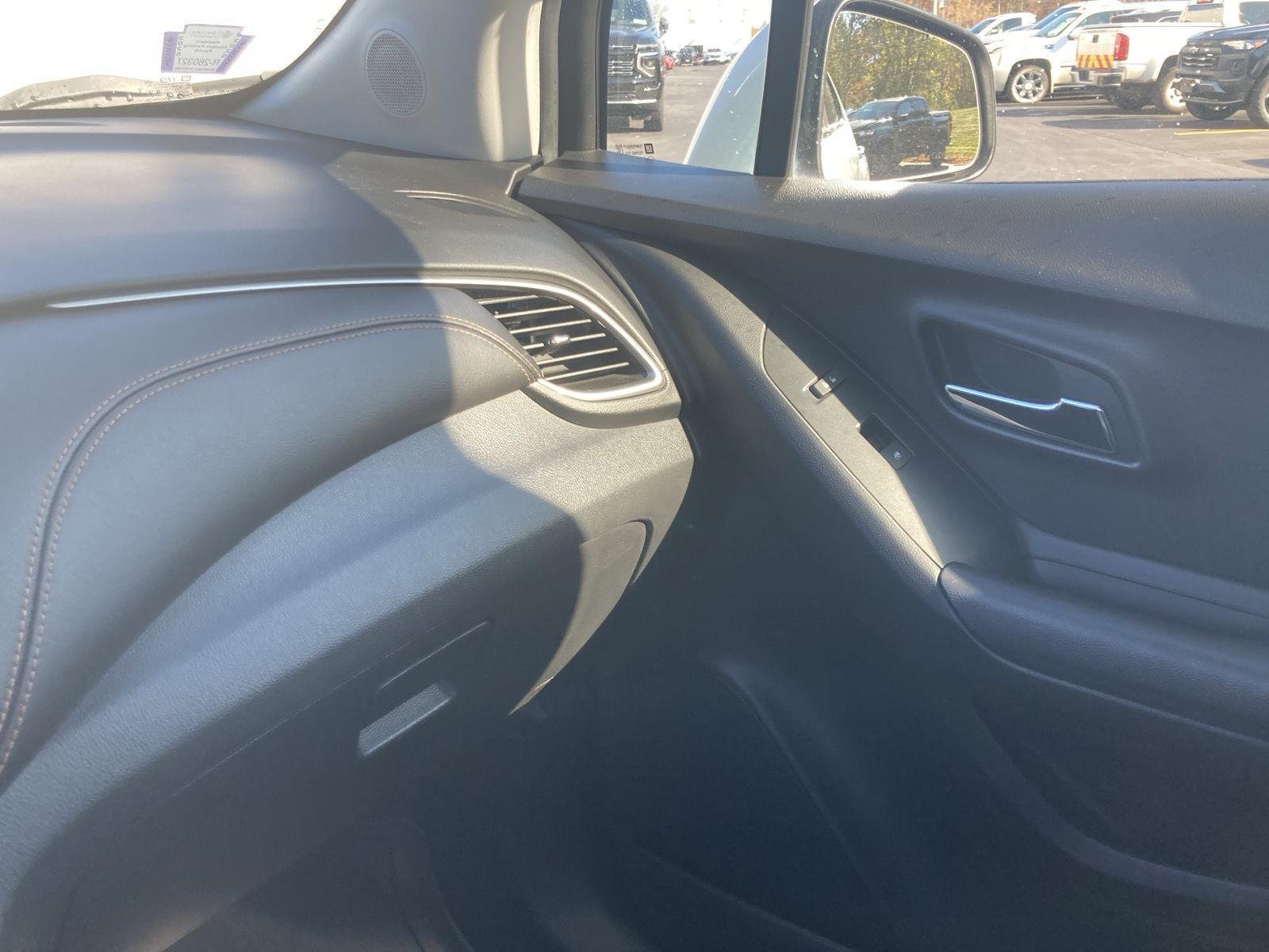 Used 2018 Silver Ice Metallic Chevrolet LT image 22