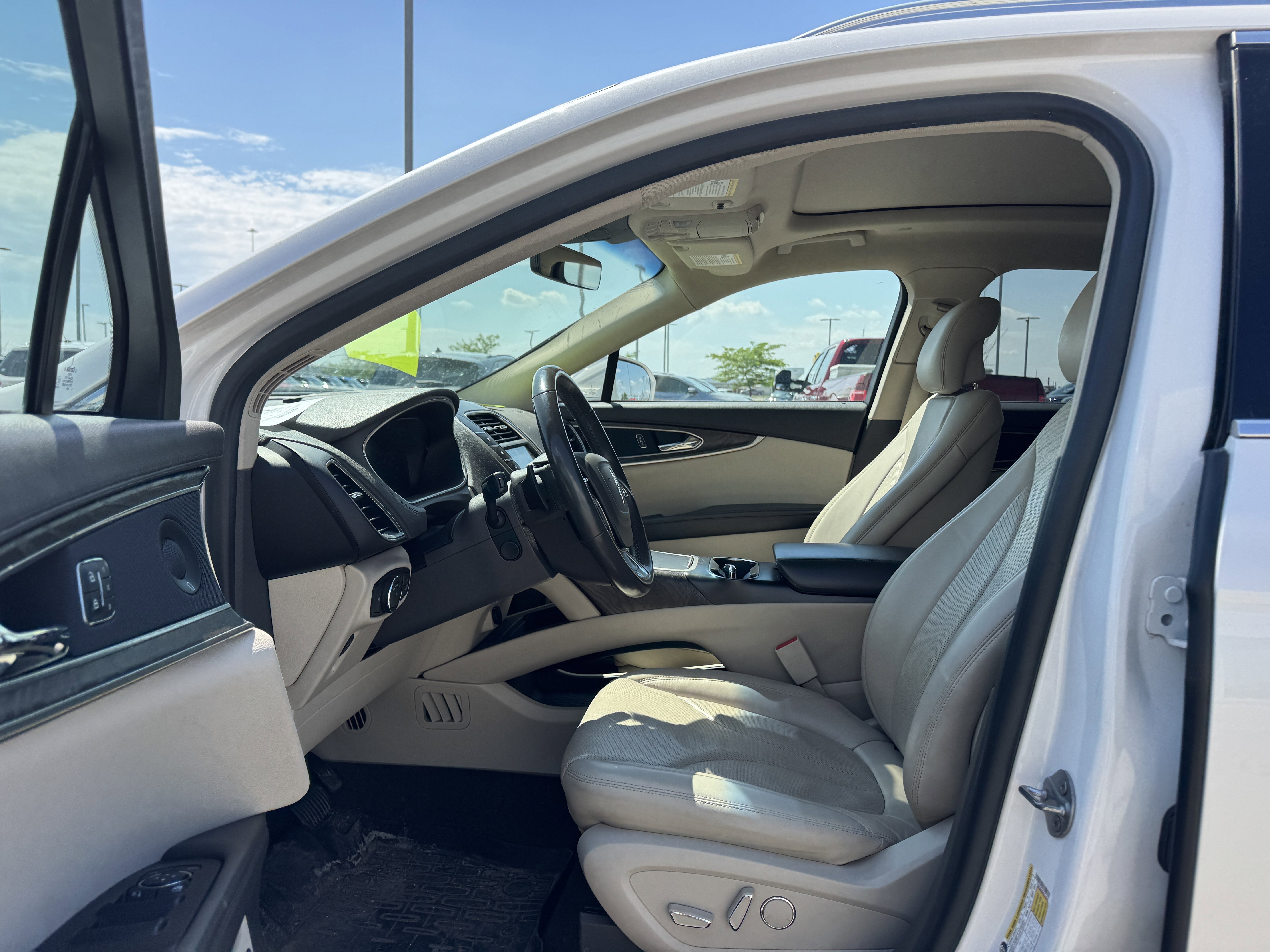 Used 2019 White Platinum Metallic Tri-Coat Lincoln Reserve image 5