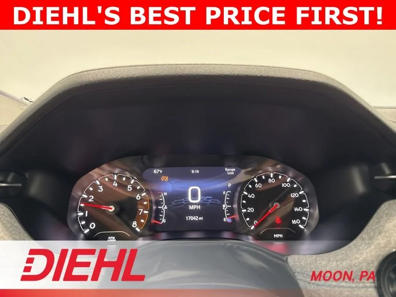 Used 2022 White Jeep Latitude image 27
