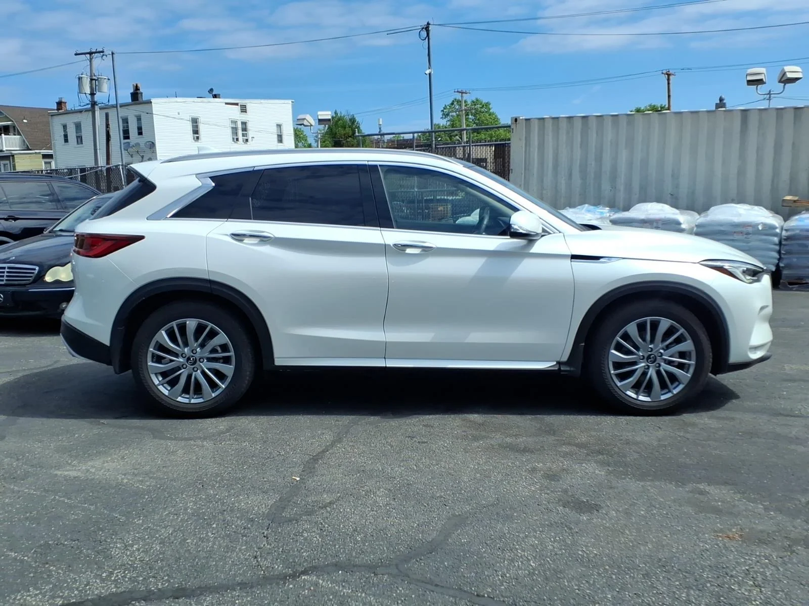 Certified Used 2025 White INFINITI LUXE image 5