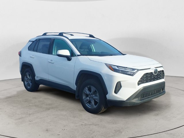 Used 2025 White Toyota XLE image 3
