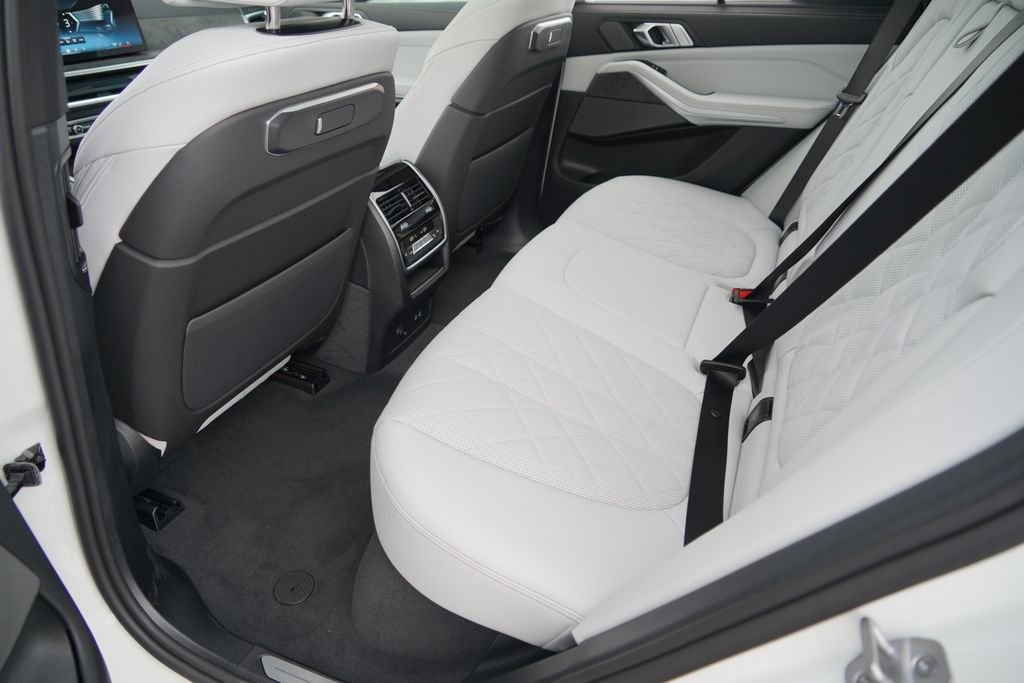 New 2026 Alpine White BMW sDrive40i image 18