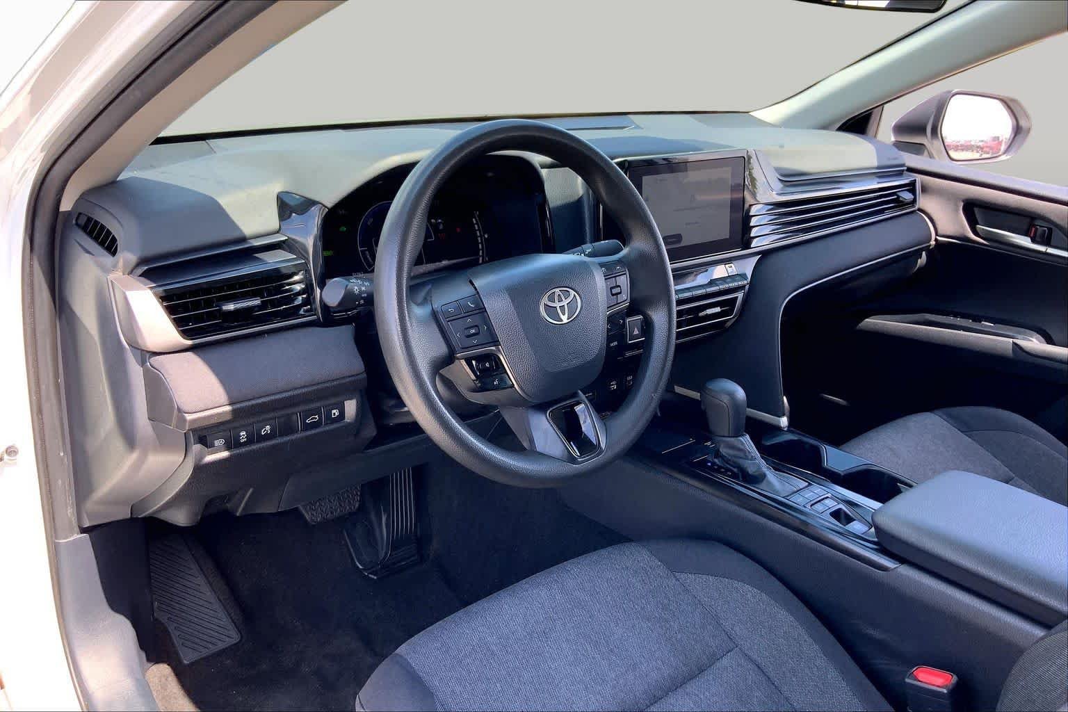 Used 2025 Ice Cap Toyota LE image 17