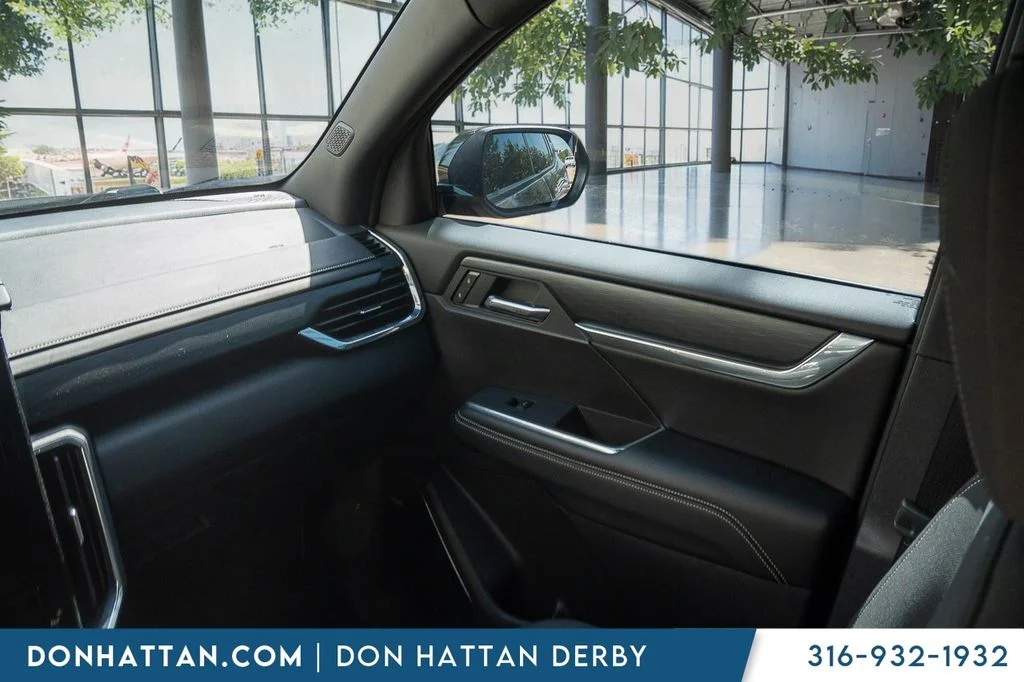 Used 2025 Silver GMC Elevation image 16