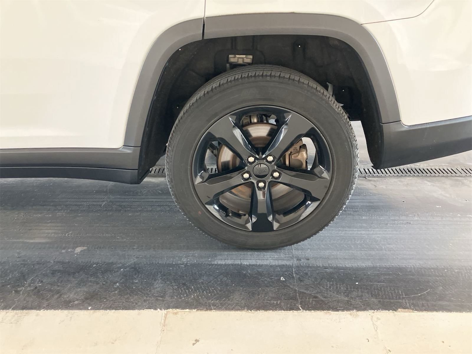 Used 2023 White Jeep Altitude image 7