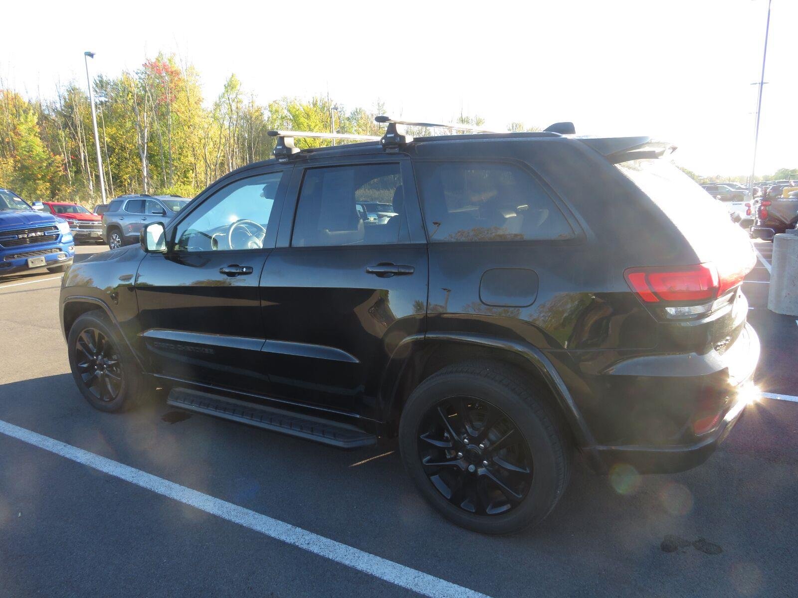 Used 2019 Diamond Black Crystal Pearlcoat Jeep Altitude image 12