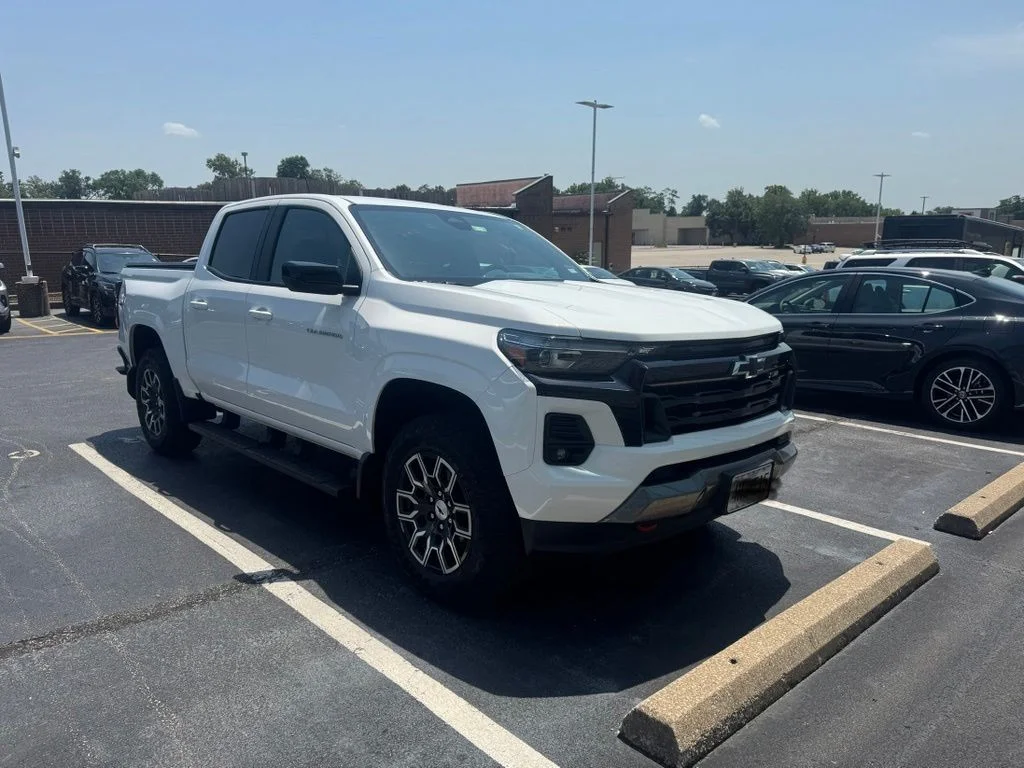 Used 2023 White Chevrolet Z71 image 8