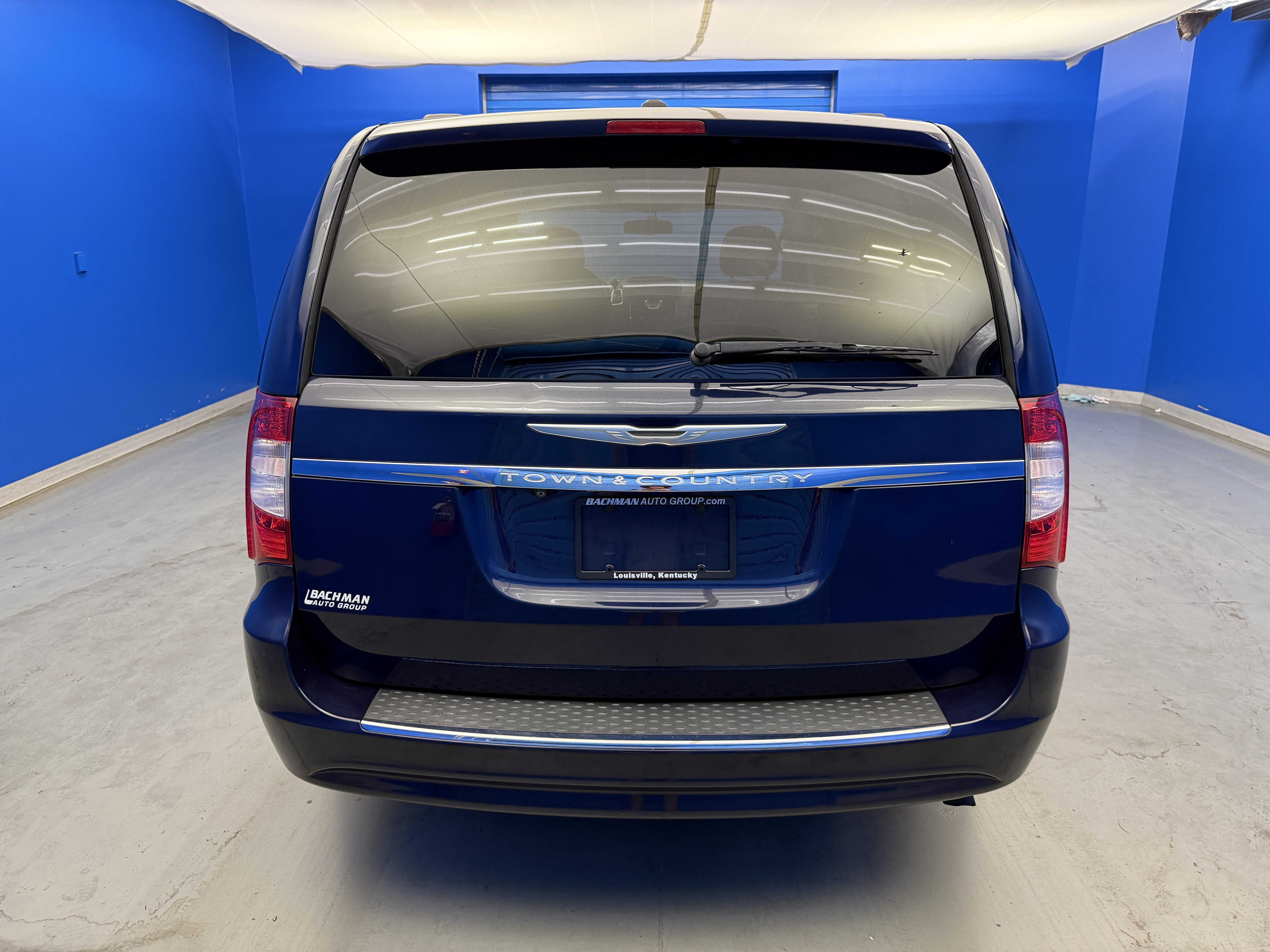 Used 2015 True Blue Pearlcoat Chrysler Touring image 6