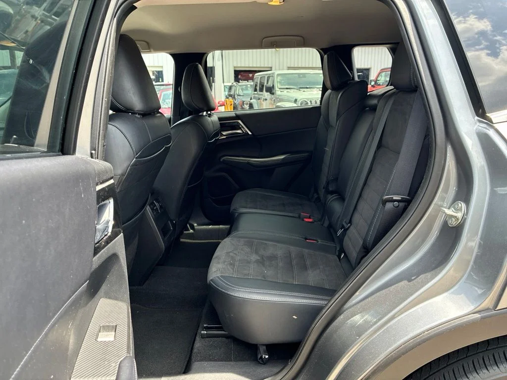 Used 2024 Silver Mitsubishi SE image 18