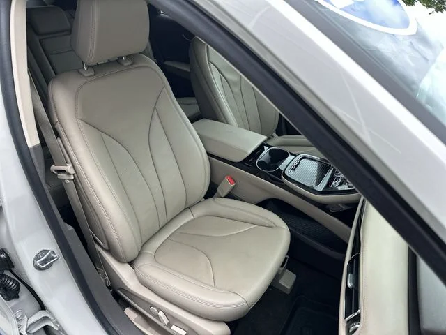 Used 2023 White Lincoln Reserve image 27