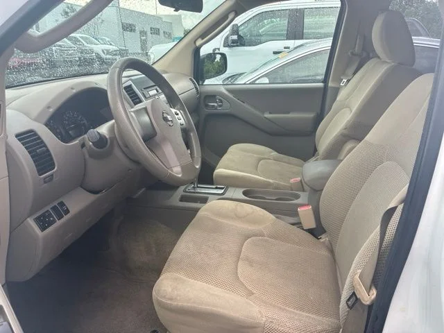 Used 2010 Avalanche Nissan SE image 4