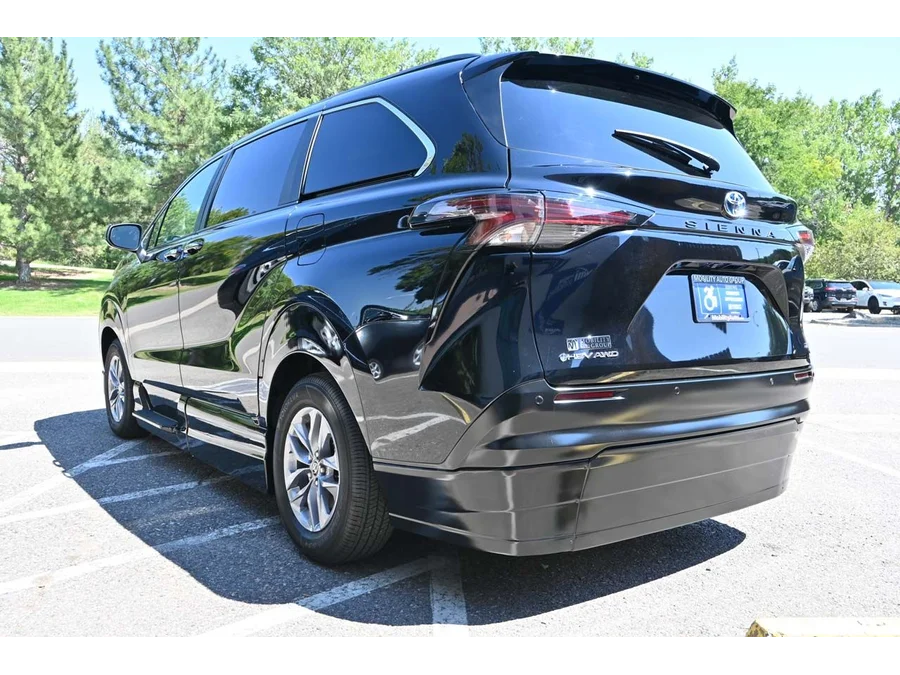 2025 Toyota Sienna XLE - Photo 8