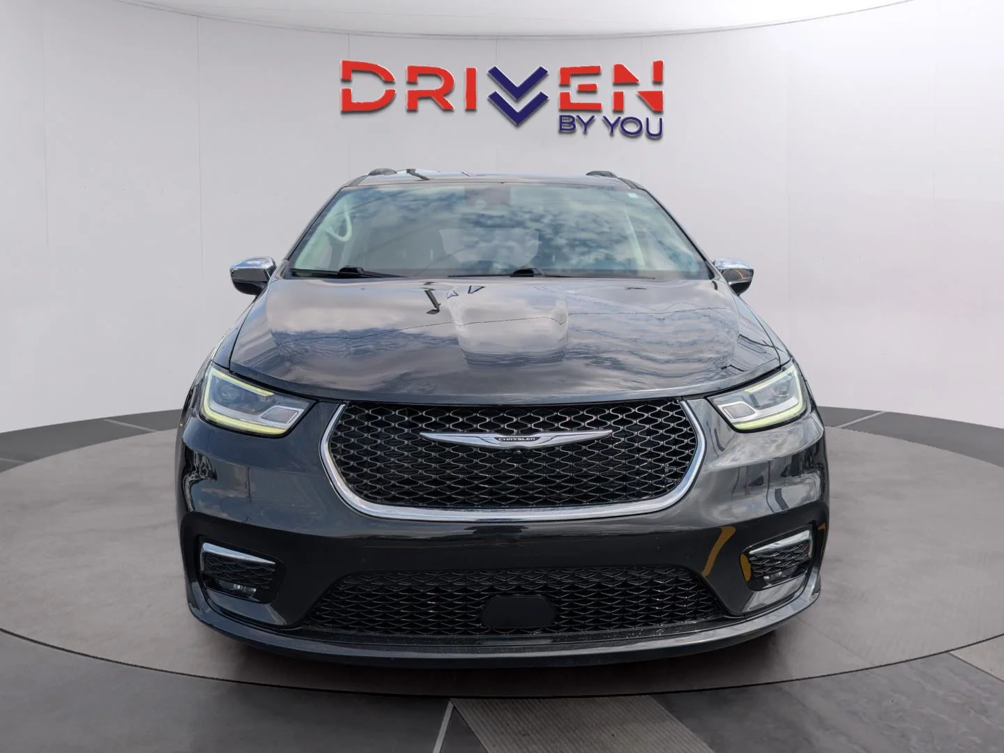 Used 2023 Brilliant Black Crystal Pearlcoat Chrysler Limited image 8