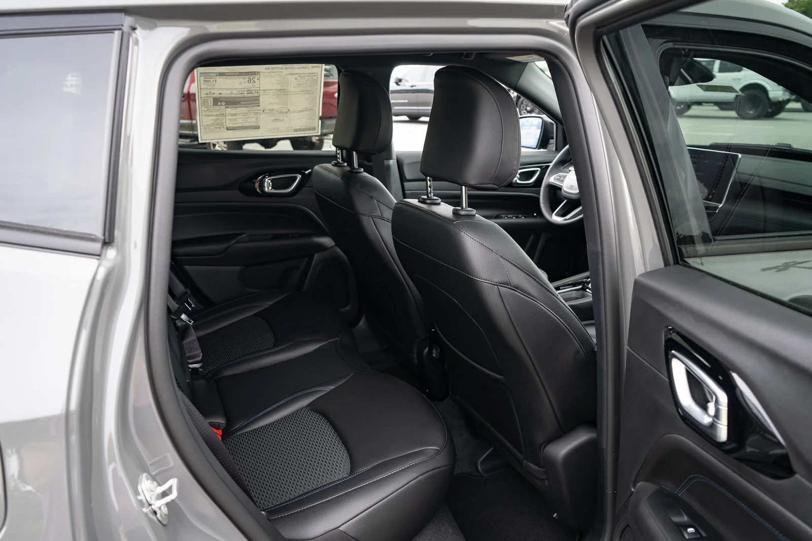 New 2026 Sting-Gray Clear-Coat Exterior Paint Jeep Latitude image 20
