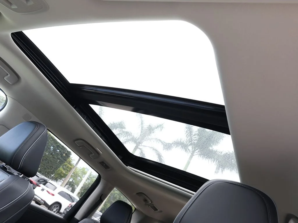 Certified Used 2025 Red INFINITI LUXE image 19