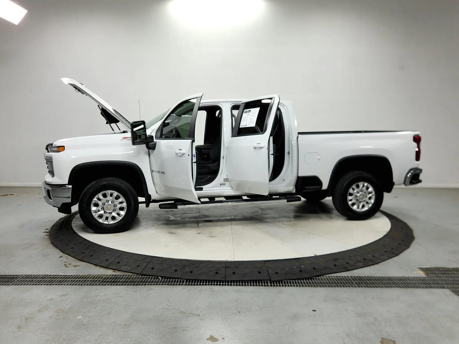 Used 2025 White Chevrolet LT image 13