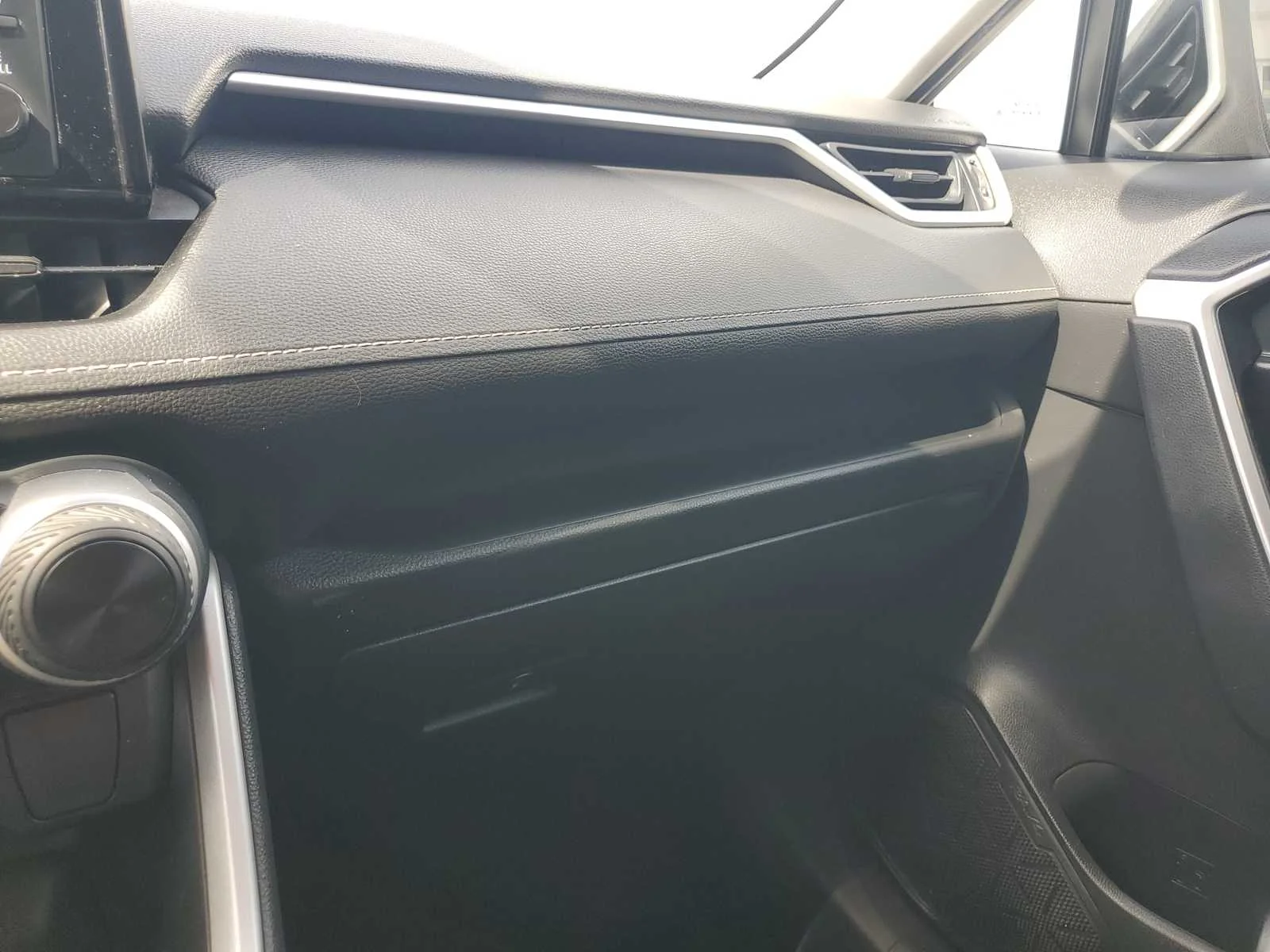 Used 2022 White White Toyota LE image 25