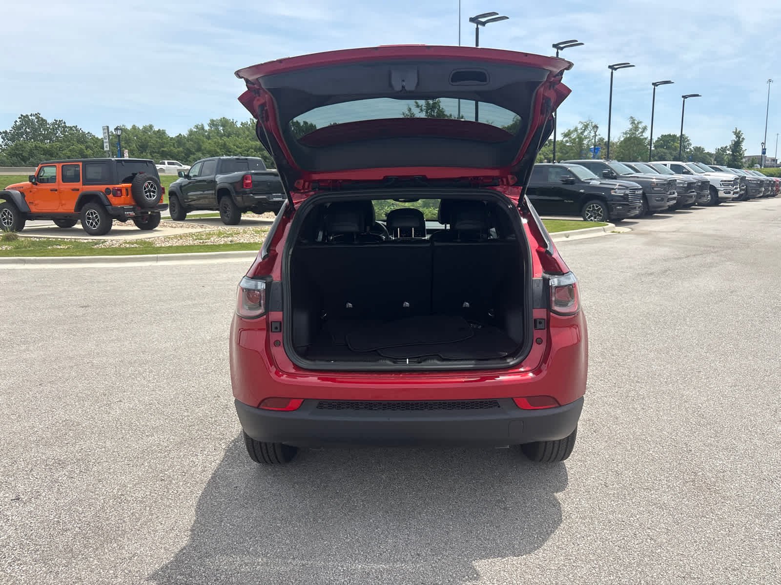 New 2026 Red Hot Pearl-Coat Exterior Paint Jeep Latitude image 11