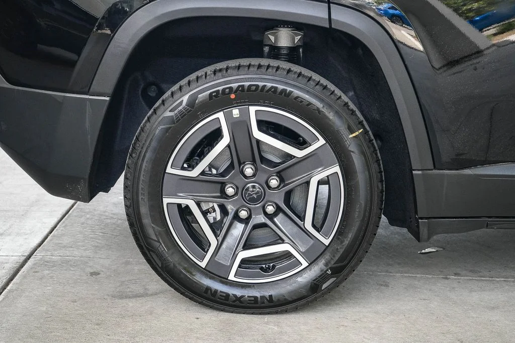 New 2026 Diamond Black Crystal Pearlcoat Jeep Laredo image 12