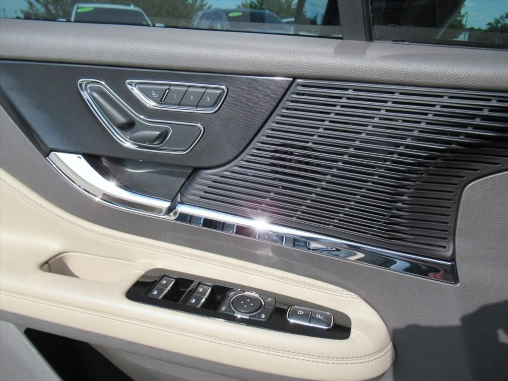 Used 2022 White Lincoln Standard image 20