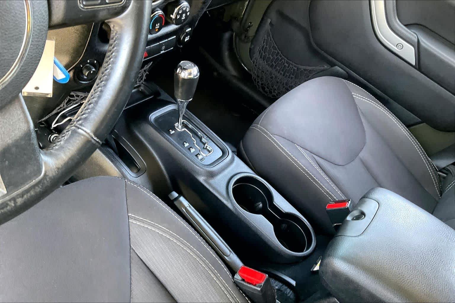 Used 2015 Tank Clearcoat Jeep Sahara image 15