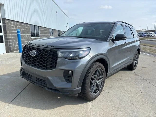 New 2026 Carbonized Gray Metallic Ford ST-Line image 3