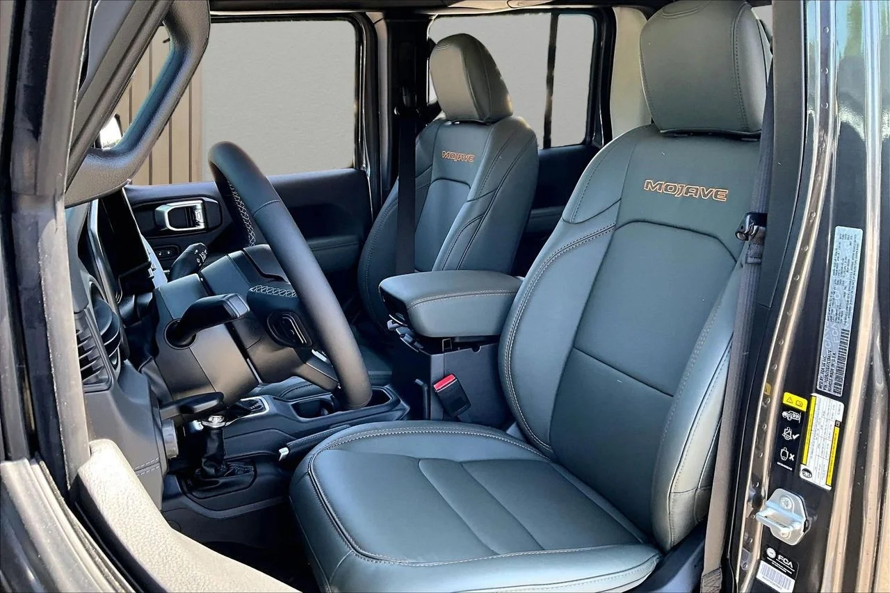 New 2026 Granite Crystal Metallic Clear-Coat Exterior Paint Jeep Mojave image 16